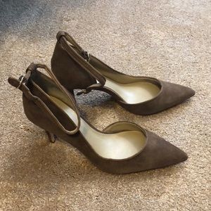 ❤️💕HOST PICK💕❤️ Brand New Ann Taylor suede pump.